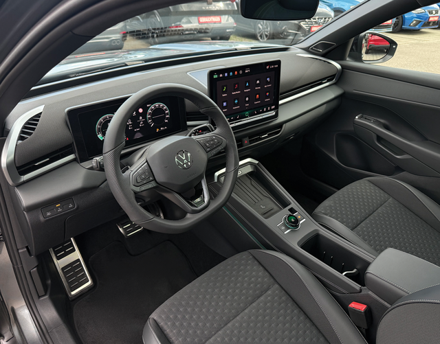 Innenraum Volkswagen T-Roc R-Line 1.5 eTSI OPF DSG 150
