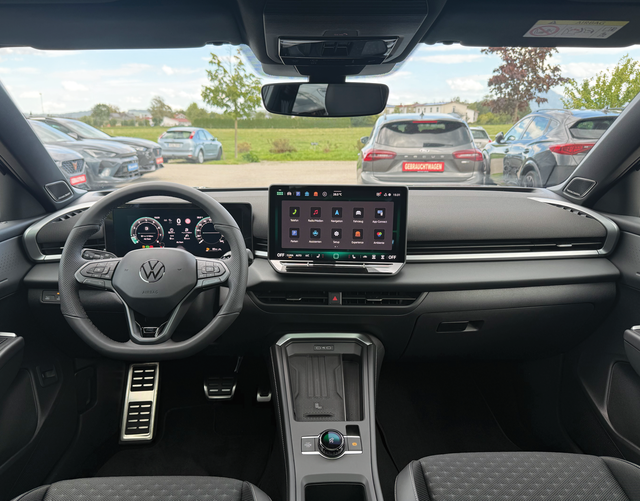 Innenraum Volkswagen T-Roc R-Line 1.5 eTSI OPF DSG 150
