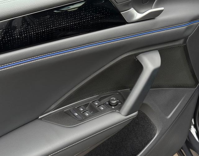 Fahrert&uuml;r Highlights Volkswagen Tiguan R-Line 1.5 eTSI 150 DSG