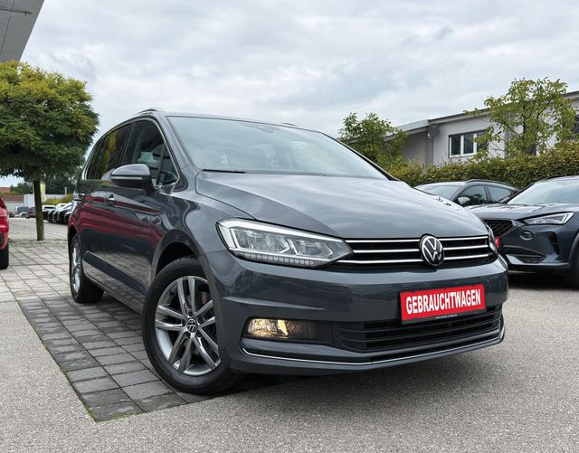 Vorne Volkswagen Touran Highline 1.5 TSI 150 DSG