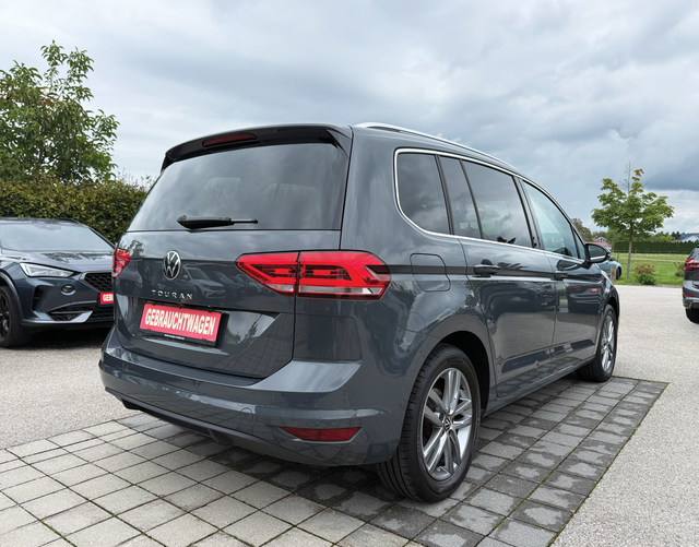 Hinten Volkswagen Touran Highline 1.5 TSI 150 DSG