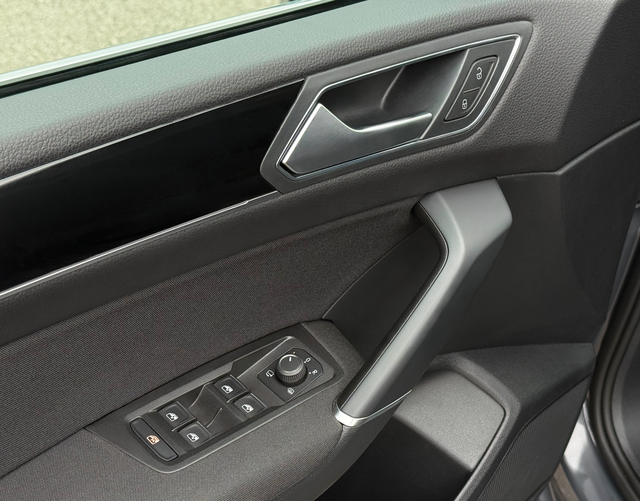 Fahrert&uuml;r Highlights Volkswagen Touran Highline 1.5 TSI 150 DSG
