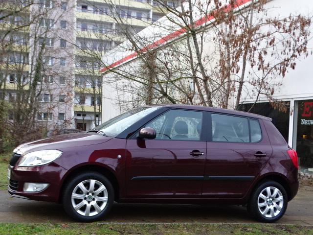 Skoda Fabia 1,2 TSI Ambition // Allwetter+eFH+eSp+Klima+LED+NSW+LM+PDC+SiHzg+TFL 