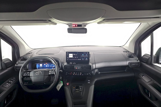 Toyota ProAce City 1.5 D 96kW Family 7S Long AT 