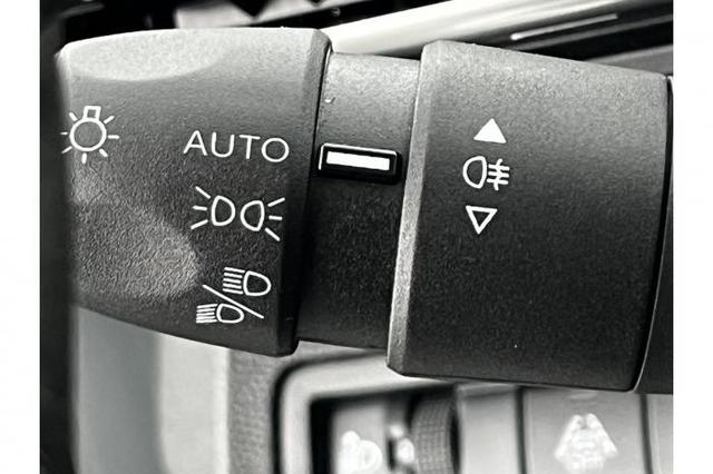 Peugeot 3008 Active Pack 1.2 PureTech 96kW (131 PS) 6-Gang-Schaltgetriebe 