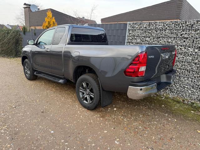 Toyota Hilux Extra Cab 2.8 D-4D AT 4WD Professional Ash grey 