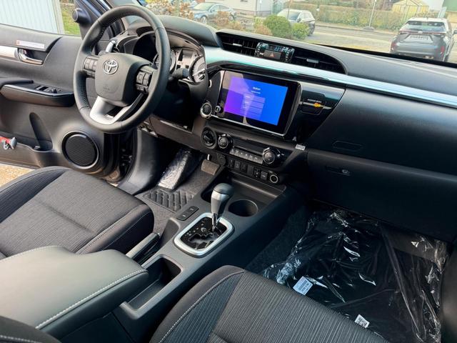 Toyota Hilux Extra Cab 2.8 D-4D AT 4WD Professional Ash grey 