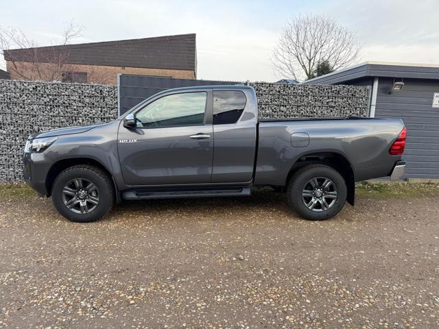 Toyota Hilux Extra Cab 2.8 D-4D AT 4WD Professional Ash grey 