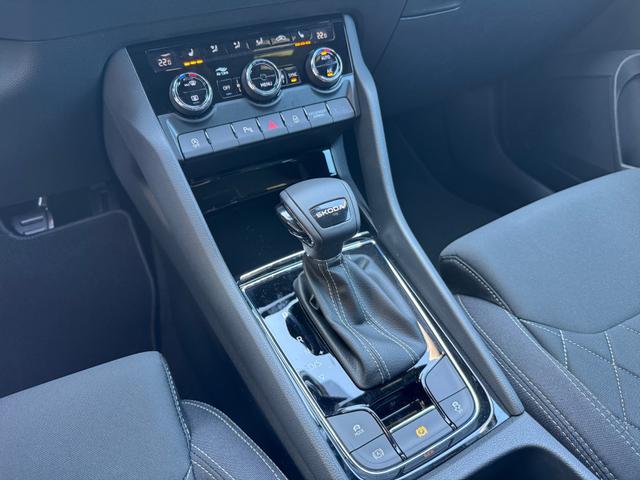 Skoda Karoq 1,5 TSI DSG Sportline 2ZKli AHK ACC SHT PDC Kam 5JG 