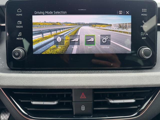 Skoda Scala 1,0 TSI Drive Plus 2ZoKlim ShAs ViCo 2PDC Kam LED SmLi 5JG 