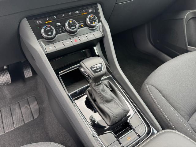 Skoda Karoq 2,0 TDI DSG 4x4 Selec 2Zoklim 4xSHZ LED 2xPDC Kam ACC AHK 5JG 