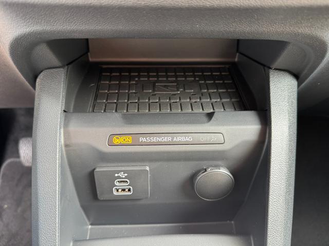 Ford Tourneo Courier 1,0 Titanium AT SpAs 5JG PDC WiPa Apple Klima 