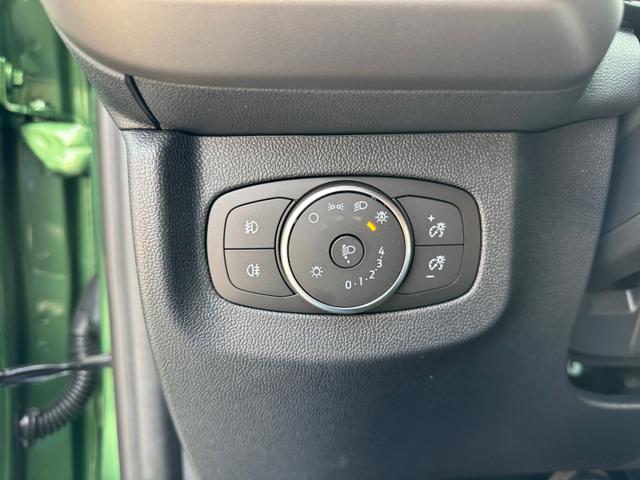 Ford Tourneo Courier 1,0 Titanium AT SpAs 5JG PDC WiPa Apple Klima 