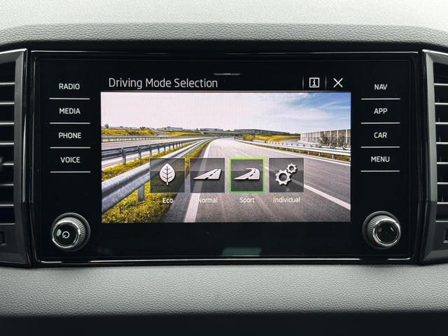 Neue Skoda Karoq Sportline top Austastung 