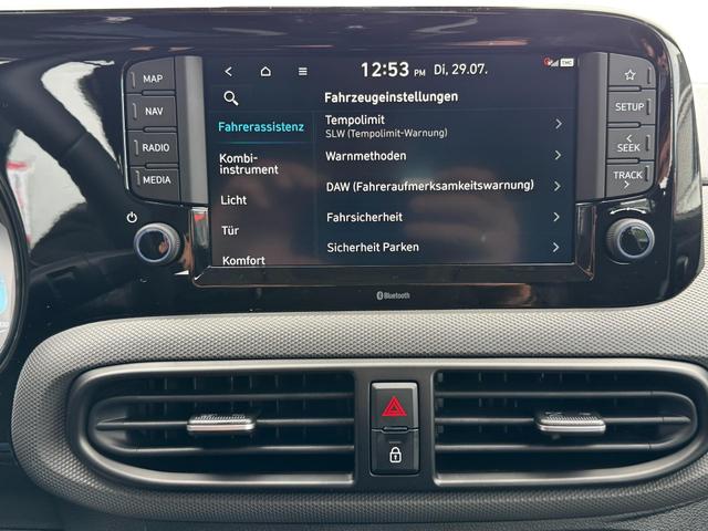 Neue Huyndai i10 Automatik grün