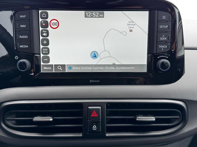 Neue Huyndai i10 Automatik grün