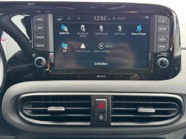 Neue Huyndai i10 Automatik grün