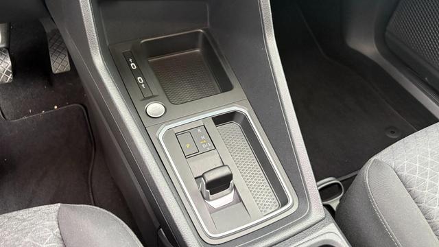 Ford Tourneo Connect 1.5 EB Titanium AHK Navi SHZ PDC 