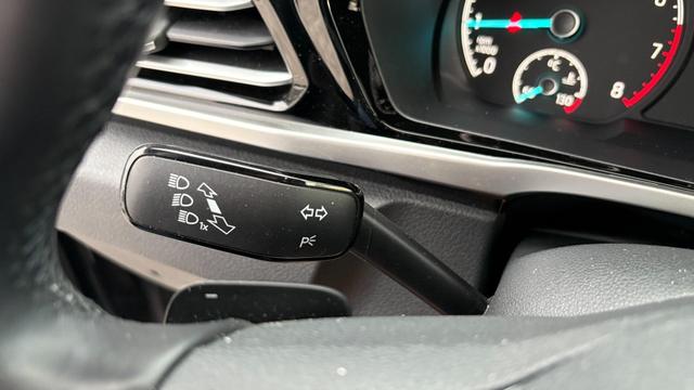 Ford Tourneo Connect 1.5 EB Titanium AHK Navi SHZ PDC 