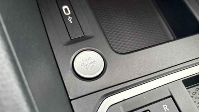 Ford Tourneo Connect 1.5 EB Titanium AHK Navi SHZ PDC 
