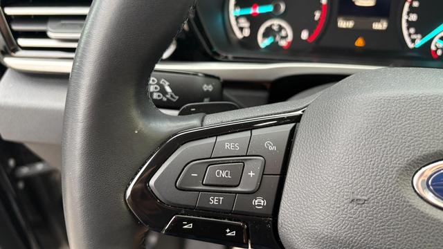 Ford Tourneo Connect 1.5 EB Titanium AHK Navi SHZ PDC 