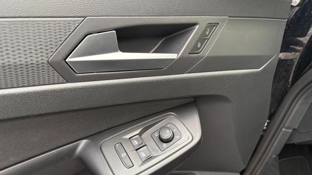 Ford Tourneo Connect 1.5 EB Titanium AHK Navi SHZ PDC 