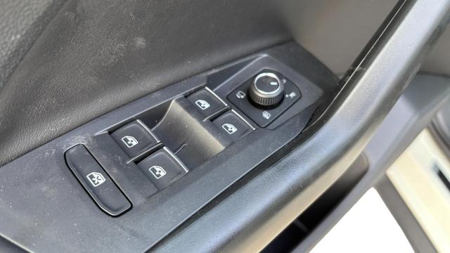 Volkswagen T-Cross 1,0 TSI DSG R-Line IQ Matrix ACC 2Zokl PDC Kam 18Z 