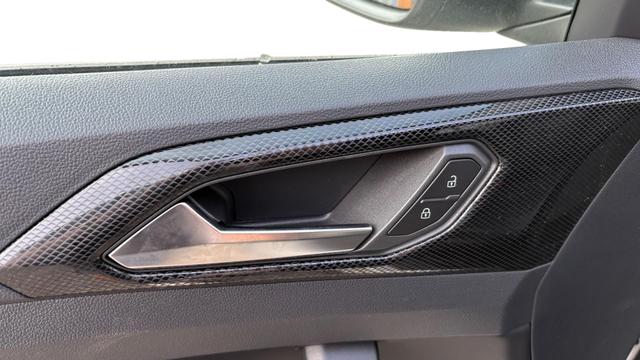Volkswagen T-Cross 1,0 TSI DSG R-Line IQ Matrix ACC 2Zokl PDC Kam 18Z 