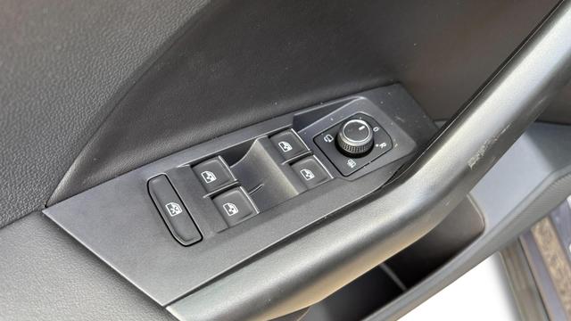Volkswagen T-Cross 1,5 TSI DSG R-Line IQ Matrix ACC 2Zokl PDC Kam 18Z 