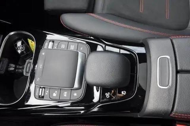 Mercedes-Benz CLA Shooting Brake AMG innen bilder
