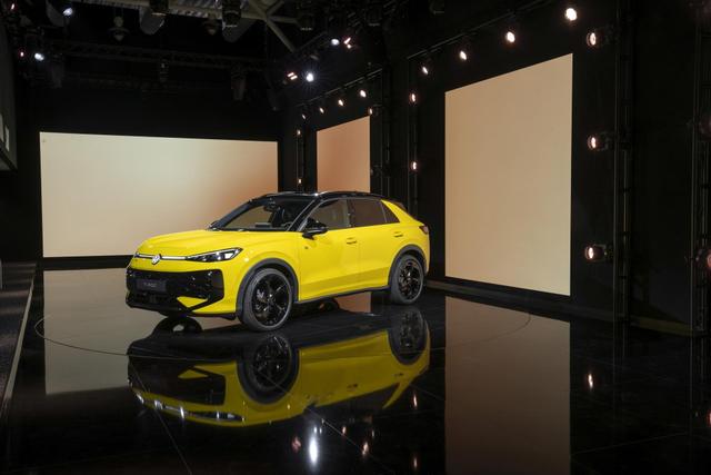 Volkswagen T-Roc 1,5 eTSI DSG LIFE LED Plus Anh&auml;ngerkupplung Navi Sitzheizung beheiztes Lenkrad 17 Zoll Alu 5J Garantie 