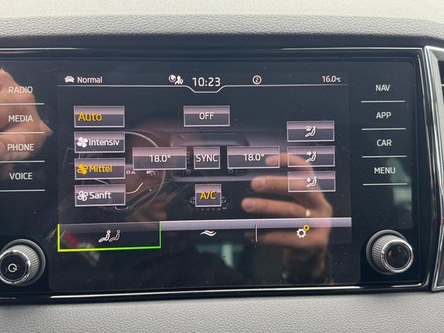 Skoda Karoq Extra Plus 2,0 TDI DSG 2Zoklima 2xEinparkhilfe AHK Kamera Sitzheizung beheiztes Lenkrad 