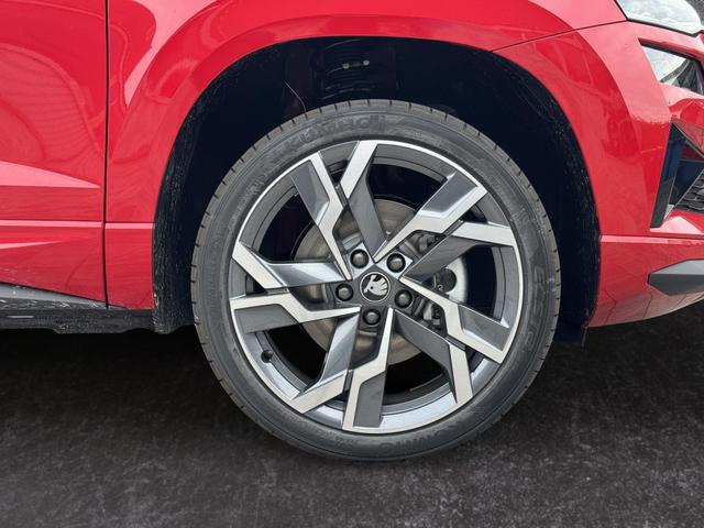 Skoda Karoq Sportline 1,5 TSI DSG 2ZKlimaautomatik Canton Anh&auml;ngerkupplung Totewinkel Assistent 2 x Einparkhilfe Kamera 19 Zoll Felgen adaptiver Tempomat 5J Garantie 