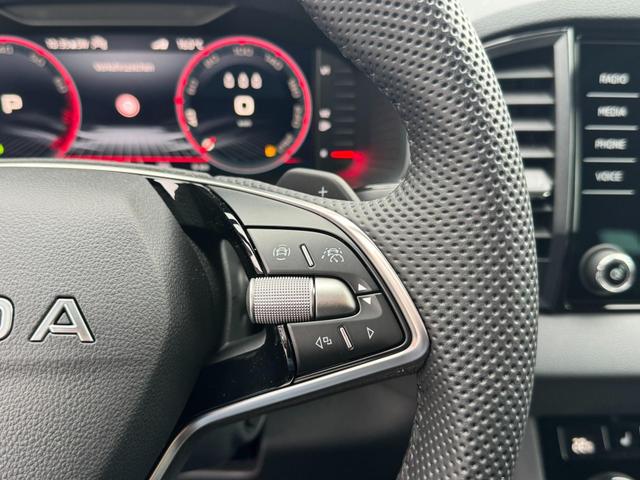Skoda Karoq Sportline 1,5 TSI DSG 2ZKlimaautomatik Canton Anh&auml;ngerkupplung Totewinkel Assistent 2 x Einparkhilfe Kamera 19 Zoll Felgen adaptiver Tempomat 5J Garantie 
