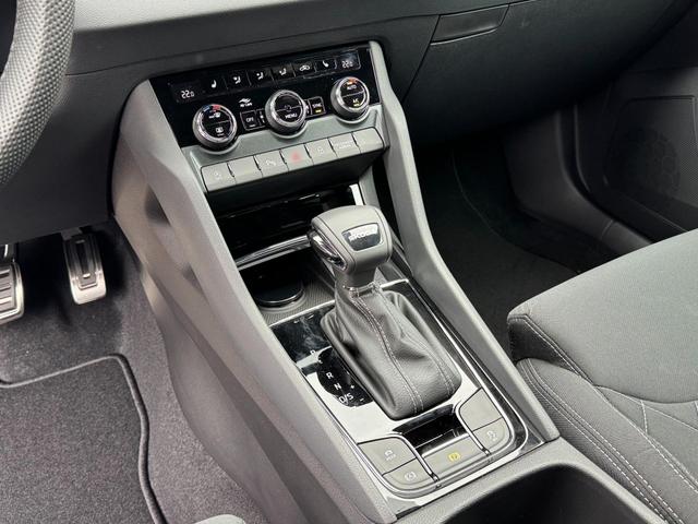 Skoda Karoq Sportline 1,5 TSI DSG 2ZKlimaautomatik Canton Anh&auml;ngerkupplung Totewinkel Assistent 2 x Einparkhilfe Kamera 19 Zoll Felgen adaptiver Tempomat 5J Garantie 