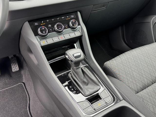 Skoda Karoq Extra Plus 2,0 TDI DSG 2Zoklima 2xEinparkhilfe AHK Kamera Sitzheizung beheiztes Lenkrad 