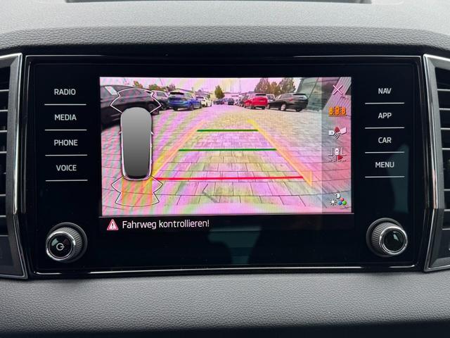 Skoda Karoq Extra Plus 2,0 TDI DSG 2Zoklima 2xEinparkhilfe AHK Kamera Sitzheizung beheiztes Lenkrad 