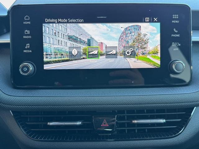 Skoda Fabia Extra Plus 1,5 TSI 2 ZoKlima ACC Navi 2x Einparkhilfe Kessy beheiztes Lenkrad Sitzheizung Sunset 5J Garantie 