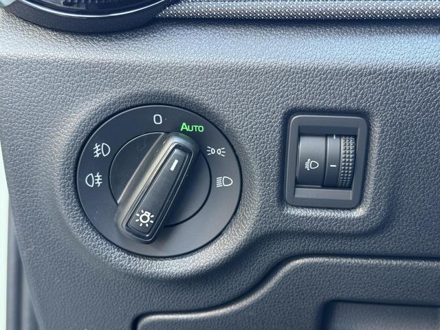 Skoda Fabia Extra Plus 1,5 TSI 2 ZoKlima ACC Navi 2x Einparkhilfe Kessy beheiztes Lenkrad Sitzheizung Sunset 5J Garantie 
