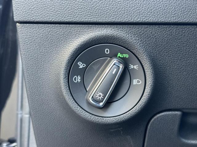 Skoda Karoq Extra Plus 1,5 TSI DSG 2Zoklima 2xEinparkhilfe AHK Kamera Sitzheizung beheiztes Lenkrad 