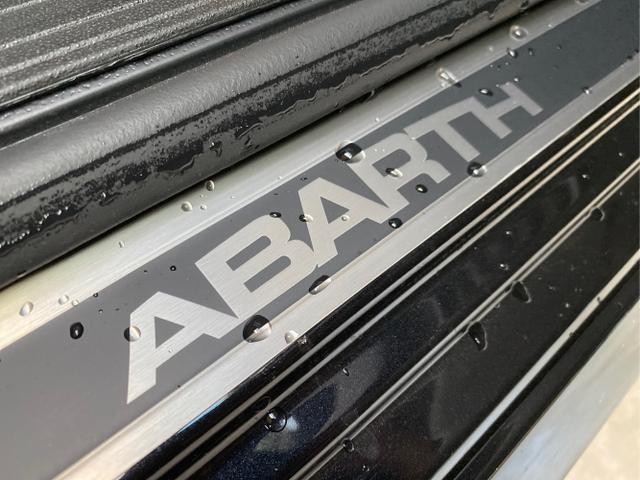 Abarth / 595 / Schwarz / / / 
