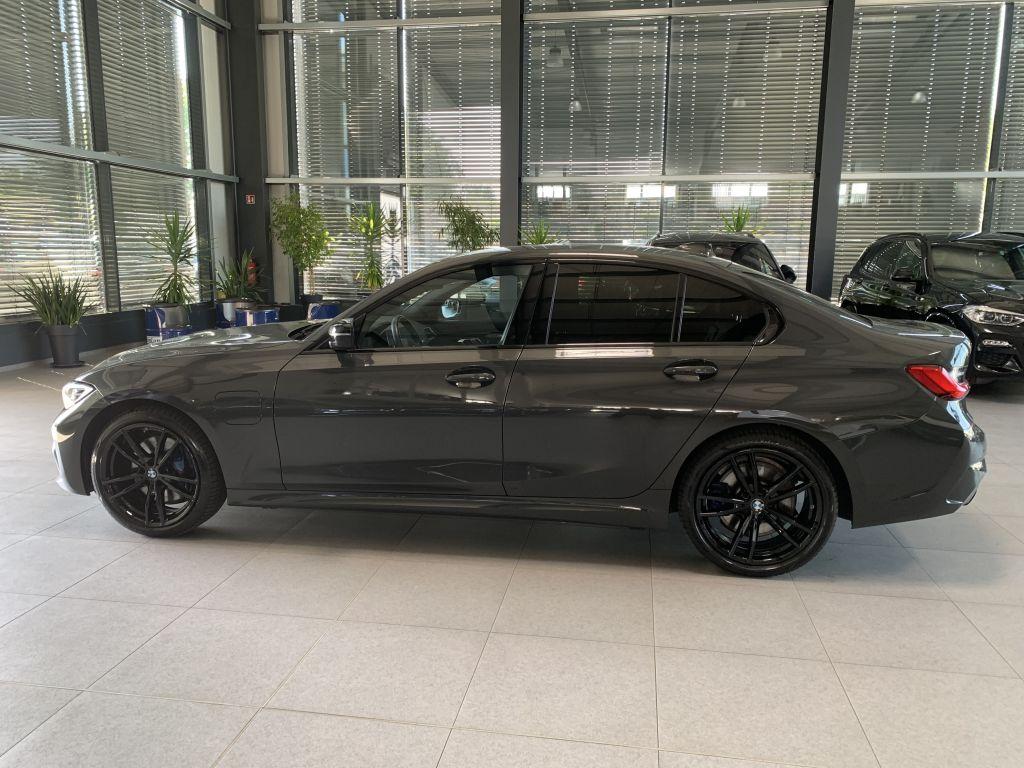 BMW 3er 330e Aut. M SportHead-Up Harman Kardon Surround  Individual-Lackierung - günstig online kaufen
