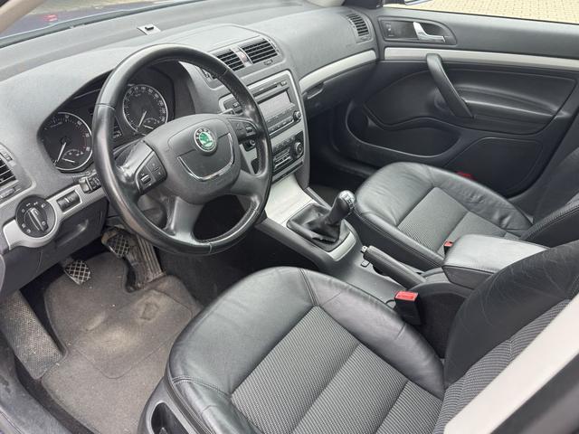Skoda Octavia Combi 1.8 TSI Elegance SCHIEBEDACH AHK 2. HAND 