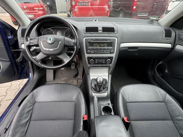 Skoda Octavia Combi 1.8 TSI Elegance SCHIEBEDACH AHK 2. HAND 