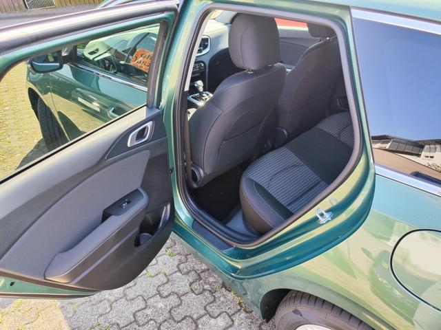 Kia Ceed Sportswagon TOP SW/Kombi 140PS LED Scheinwerfer Navi Einparkhilfe hinten vorne Rückfahrkamera Sitzheizung Lenkradheizung 17" Alufelgen Klimaautomatik getönte Scheiben Apple CarPlay Android Auto 7 Jahre Garantie bis 150.000Km 