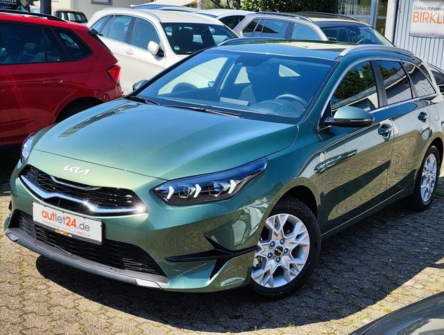 Vorlauffahrzeug Kia Ceed Sportswagon - TOP SW/Kombi 140PS DCT Automatik LED Scheinwerfer Navi Einparkhilfe hinten vorne Rückfahrkamera Sitzheizung Lenkradheizung 17" Alufelgen Klimaautomatik getönte Scheiben Apple CarPlay Android Auto 7 Jahre Garantie bis 150.000Km
