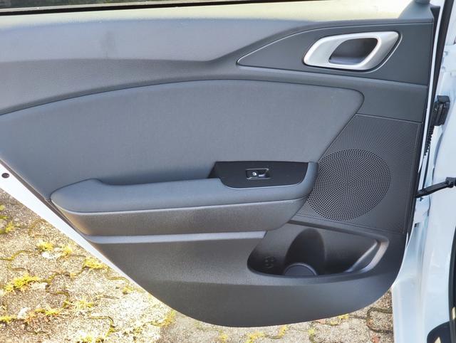 KIA Ceed Sportswagon Kombi Weiß bei Birkle Mobile in 79276 Reute