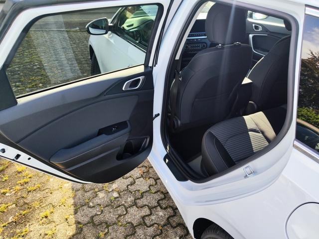 KIA Ceed Sportswagon Kombi Weiß bei Birkle Mobile in 79276 Reute
