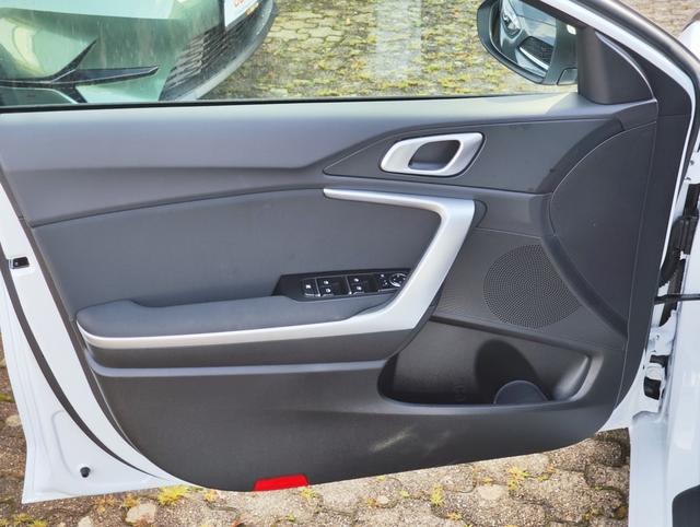 KIA Ceed Sportswagon Kombi Weiß bei Birkle Mobile in 79276 Reute