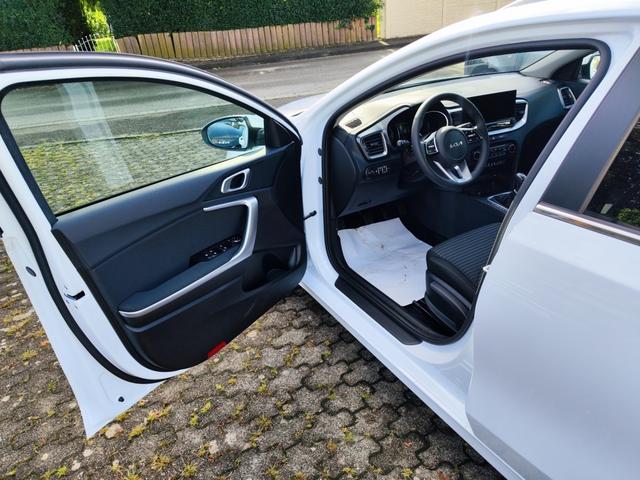KIA Ceed Sportswagon Kombi Weiß bei Birkle Mobile in 79276 Reute